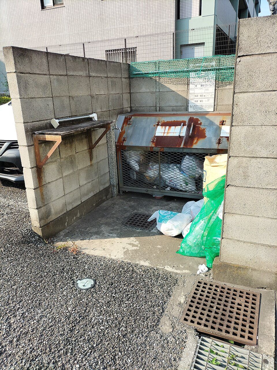 集合住宅のごみ集積所の例