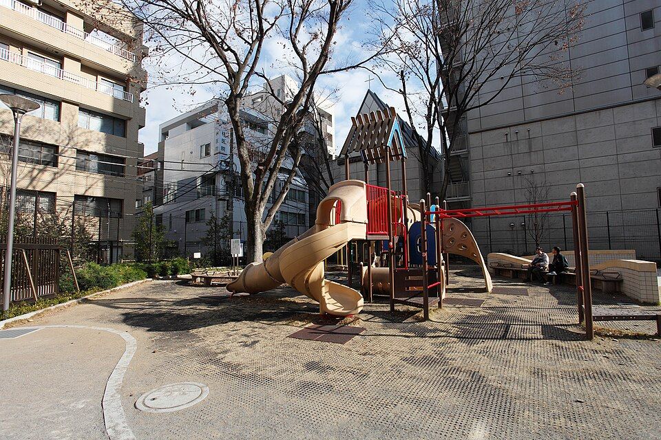 すべり台やブランコのある公園の例(東京都内)