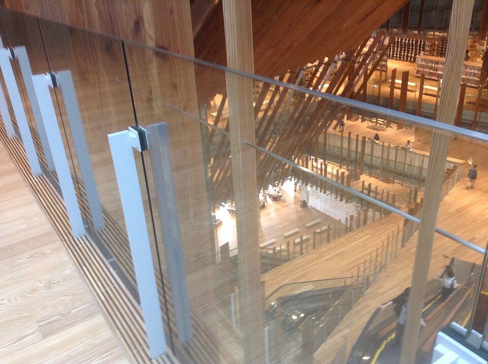 市立図書館の館内の例(富山市)